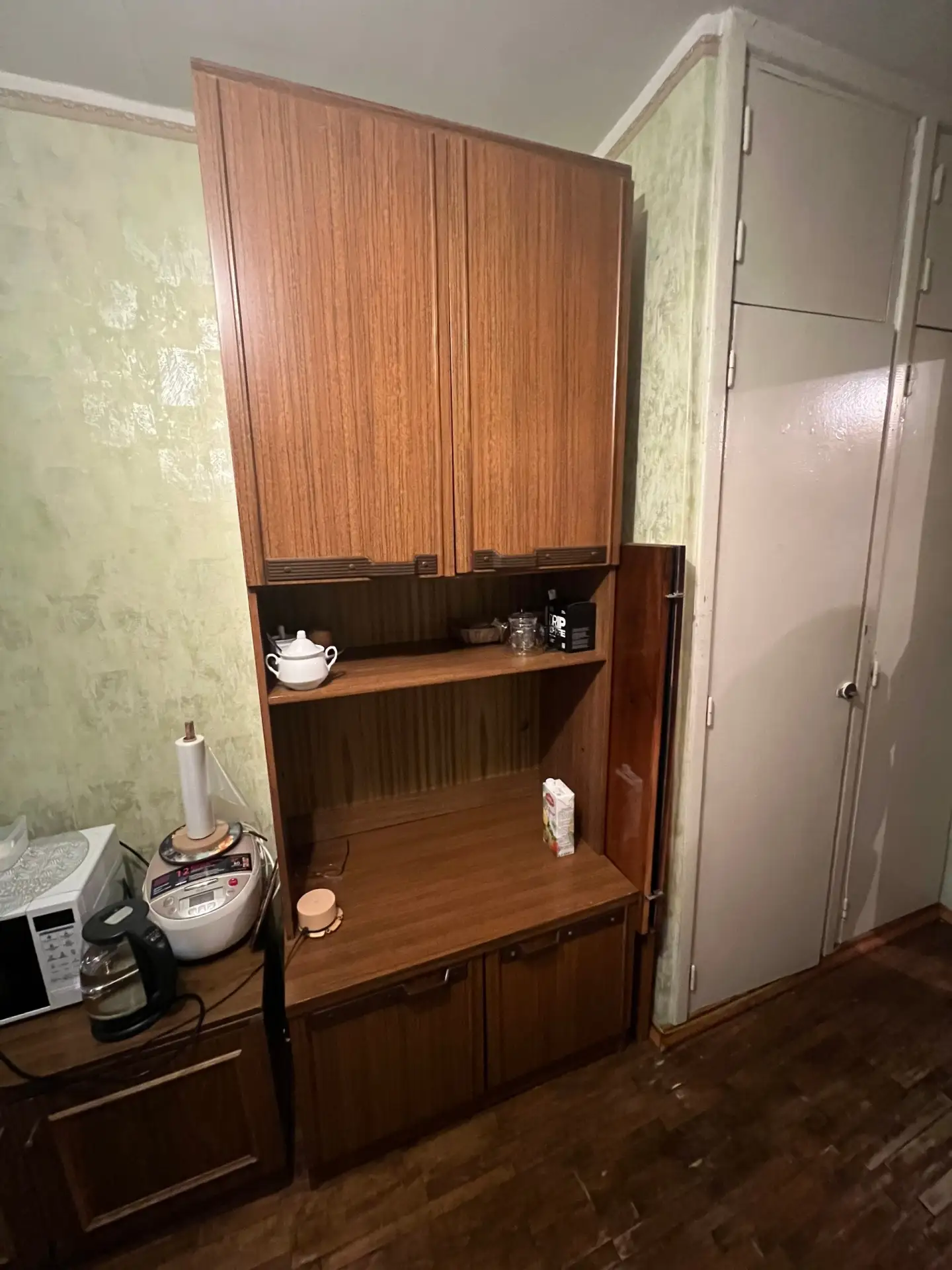 Меняю мебель, отдам шкаф, стол и тумбу. Состояние хорошее, только на столе есть явные с...