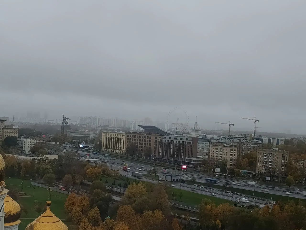 Сегодня облака и туман настолько густые, что даже Останкинская телебашня скрылась из ви...