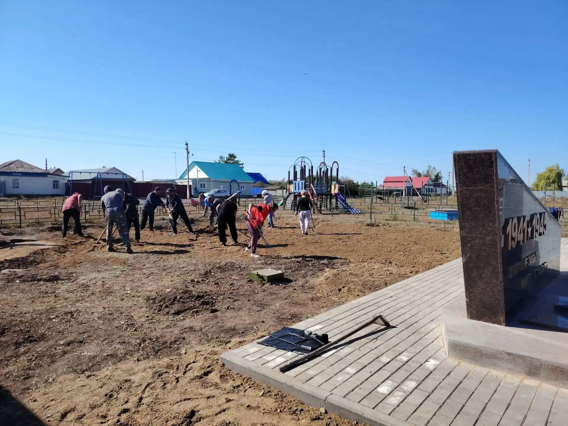 В селе Никитино Саракташского района построен современный обелиск в память о земляках, ...