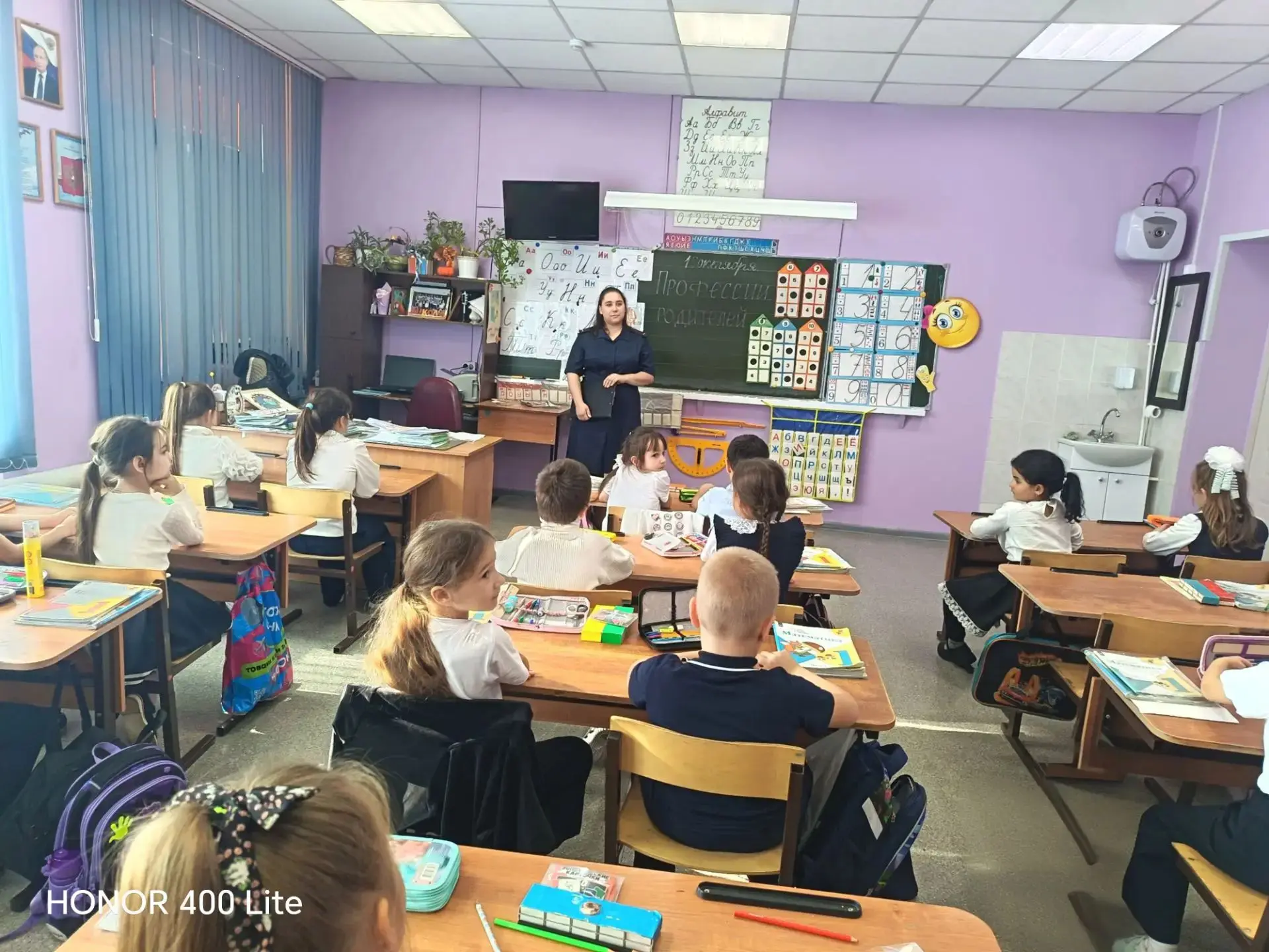 Сегодня прошла встреча с будущим миром профессий в 1 классе ( кл. рук. Камалева А. Г.)....