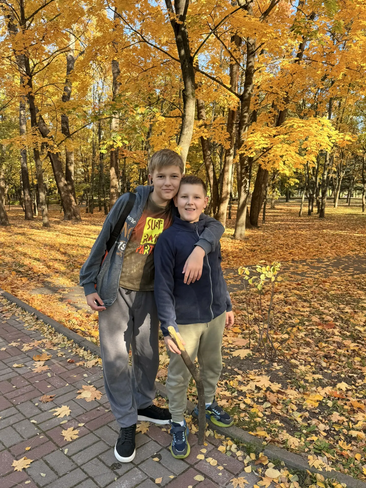 Очень красивая осень 🍁 Ждали Тимофея с вокала. Я без машины, поэтому поехали вместе и ...
