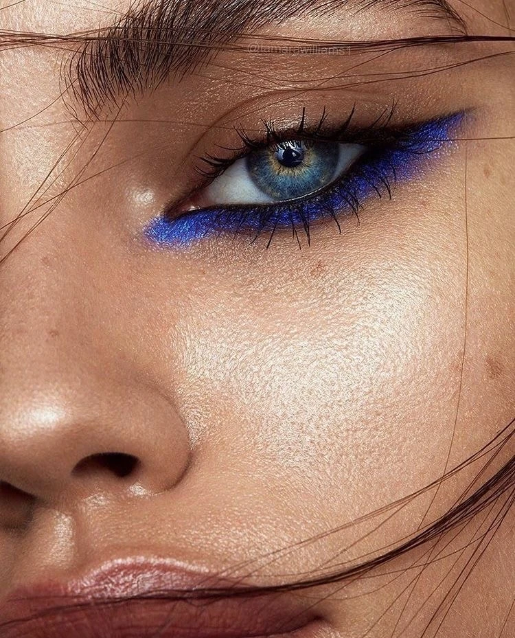 Яркий акцент и сияние: трендовый макияж с синей подводкой 💙✨