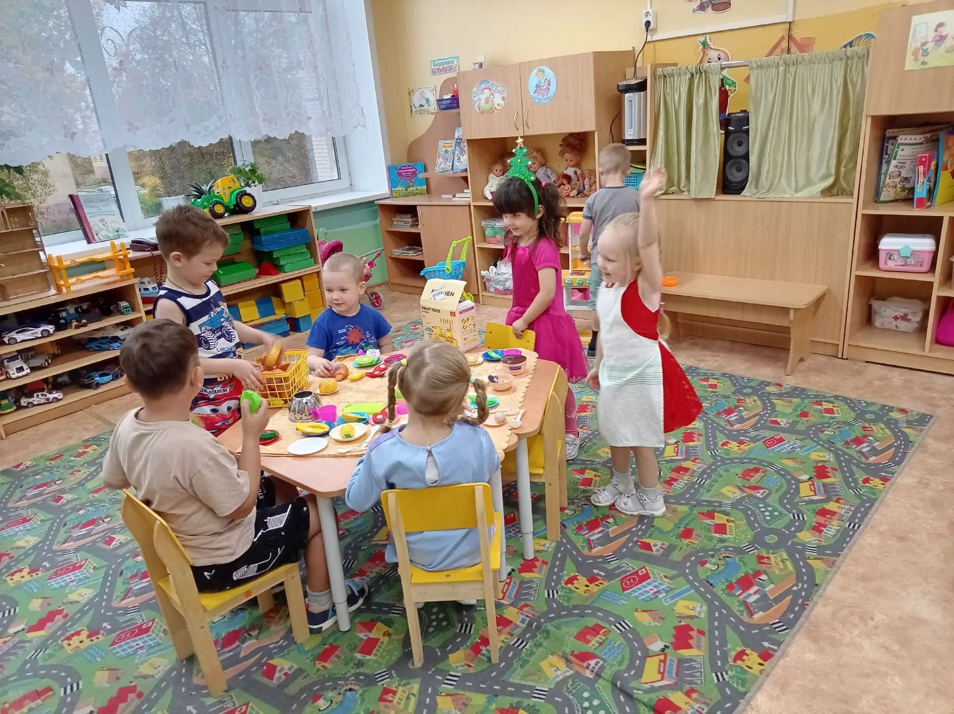 В нашем детском саду продолжается реализация проекта «Семья - это мы!».