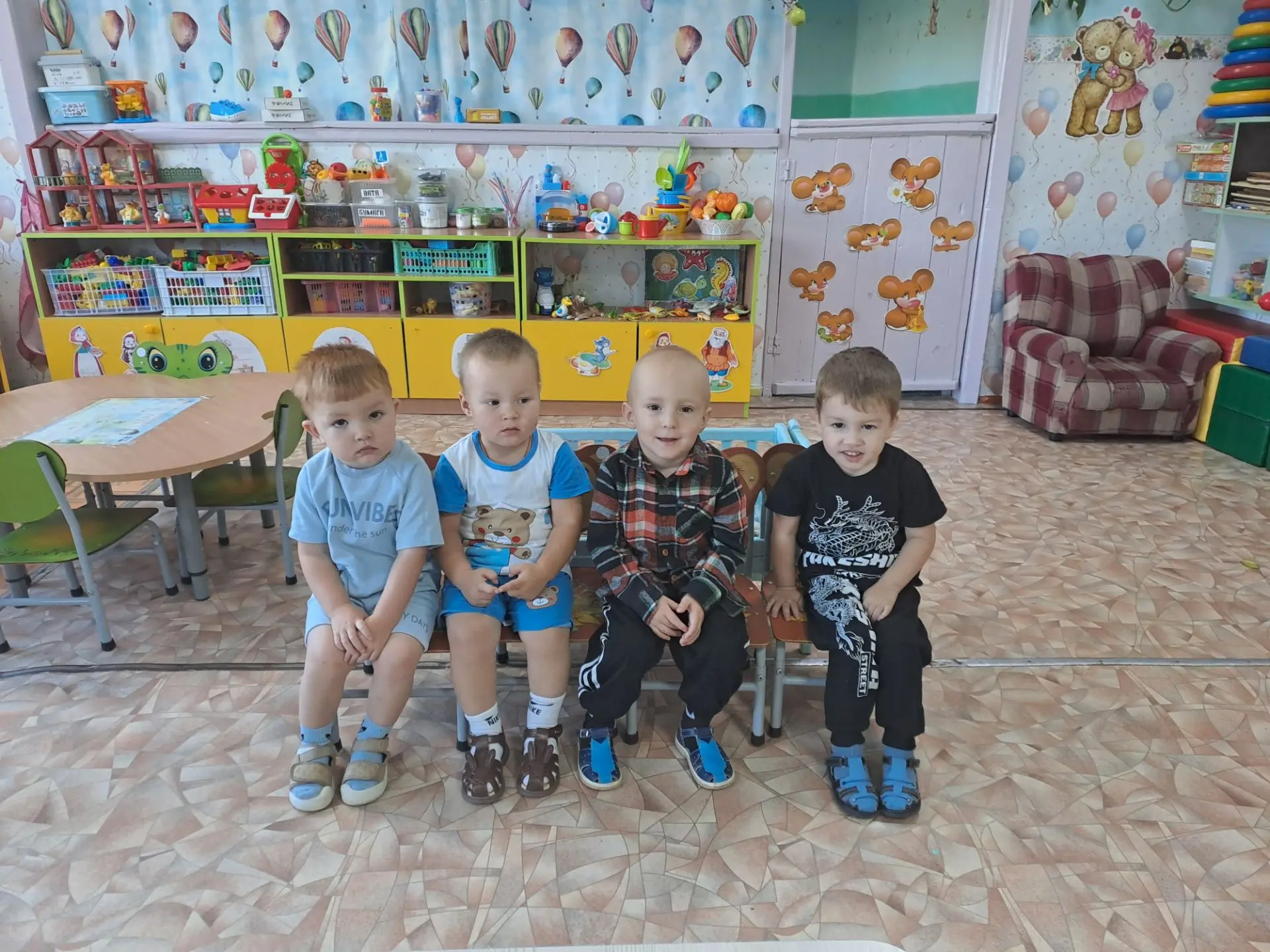 Занятии в ясельной группе по развитию речи. Тема — игра “Поручения”, она решает сразу н...