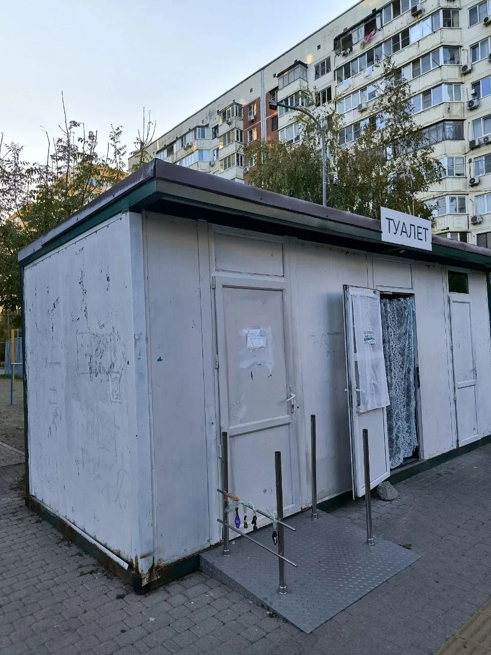 На территории муниципального туалета в Юбилейном, появилась выставка, скорее всего, пот...