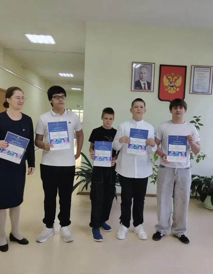 🍁 Сегодня, 12 октября 2026 года, утро в нашей школе по традиции началось с торжественн...