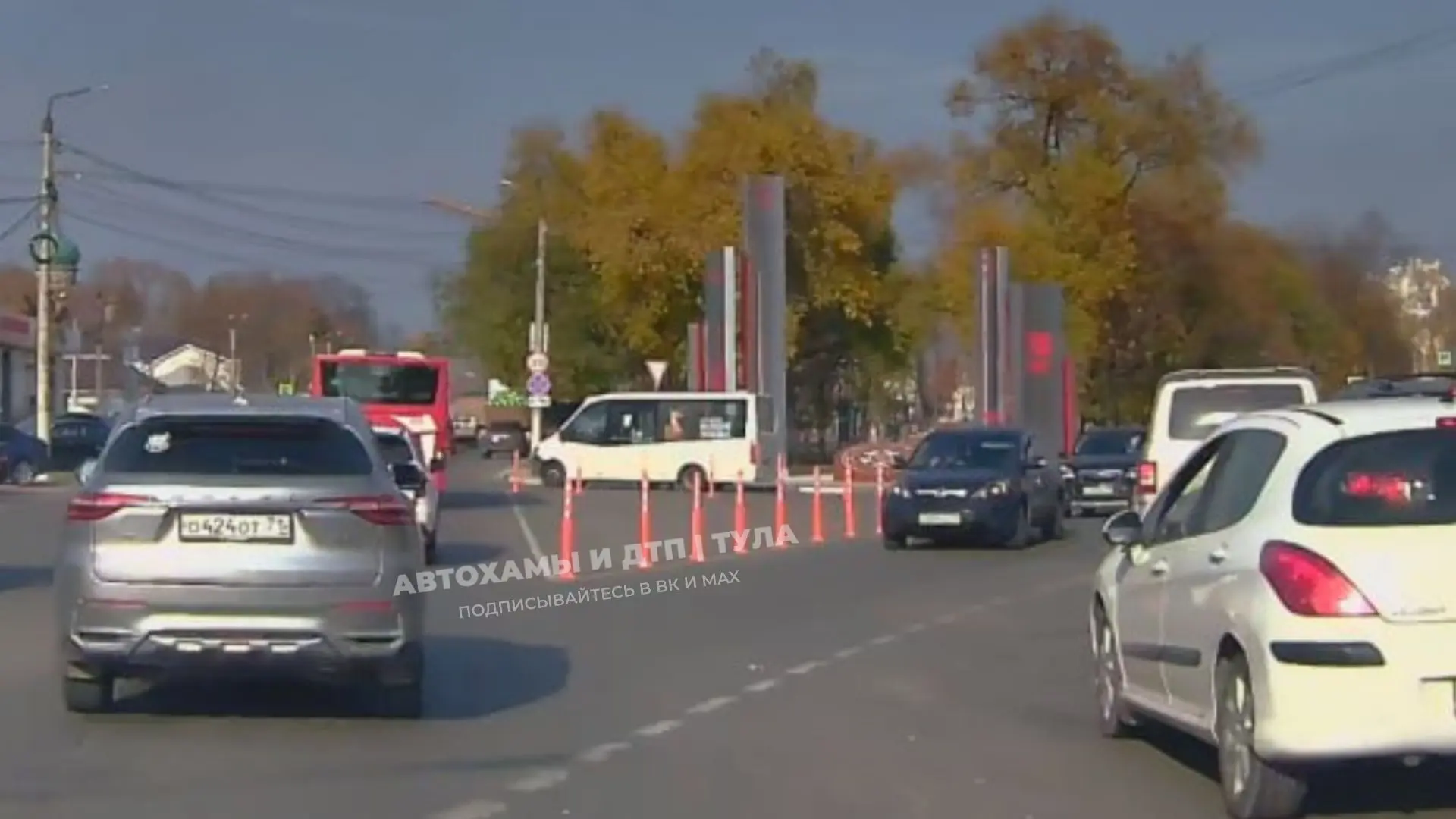 🤔Столбики поставили на перекрёстке ул. Староникитской и ул. Оборонной. Впрочем, подпис...