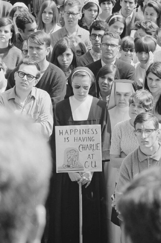 Монахини с плакатом на студенческом протесте в Католическом университете, Вашингтон, СШ...