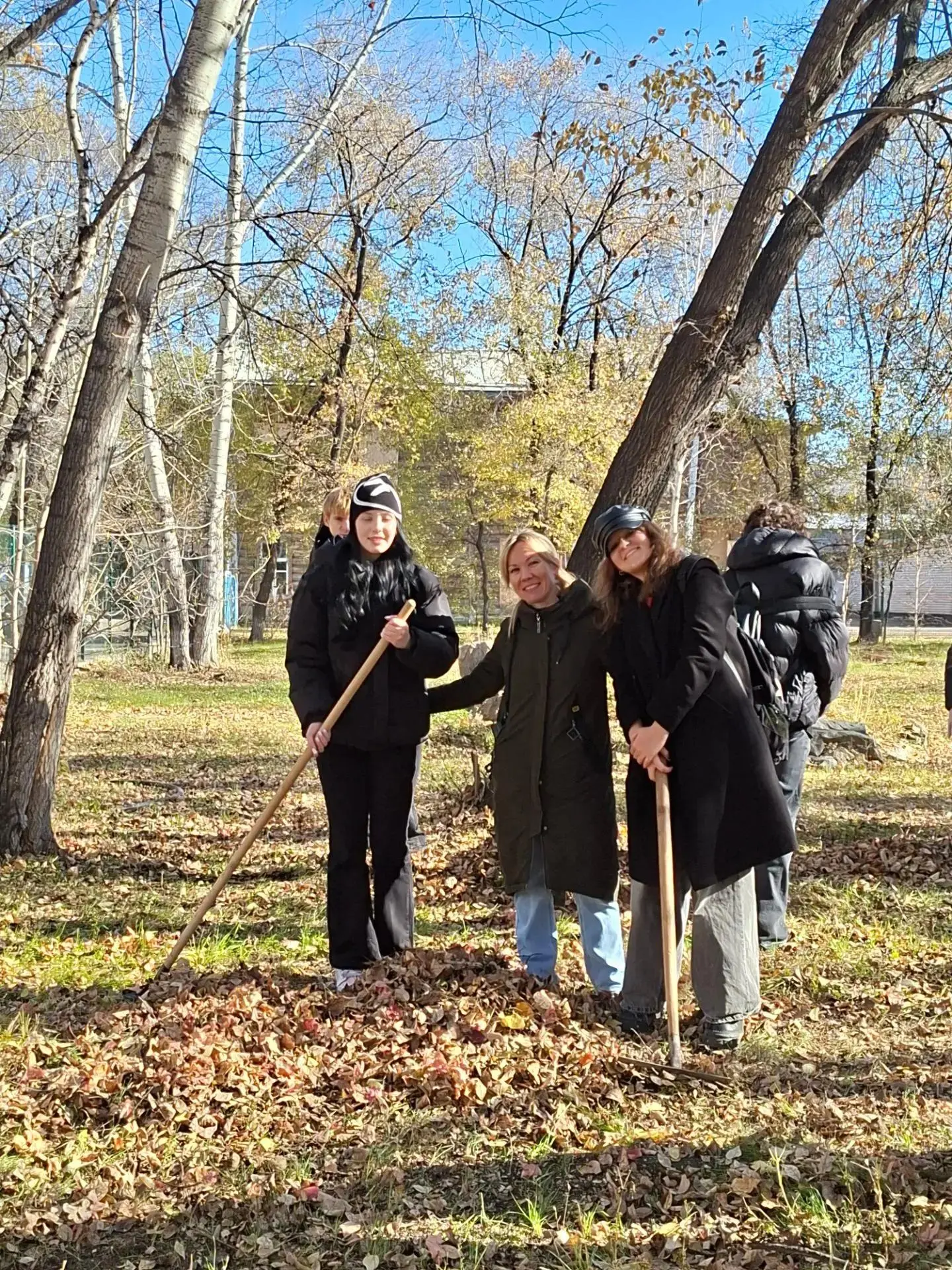 🍂🧹 «Город берегу»: 10–11 классы навели порядок на школьной территории! 🧹🍂