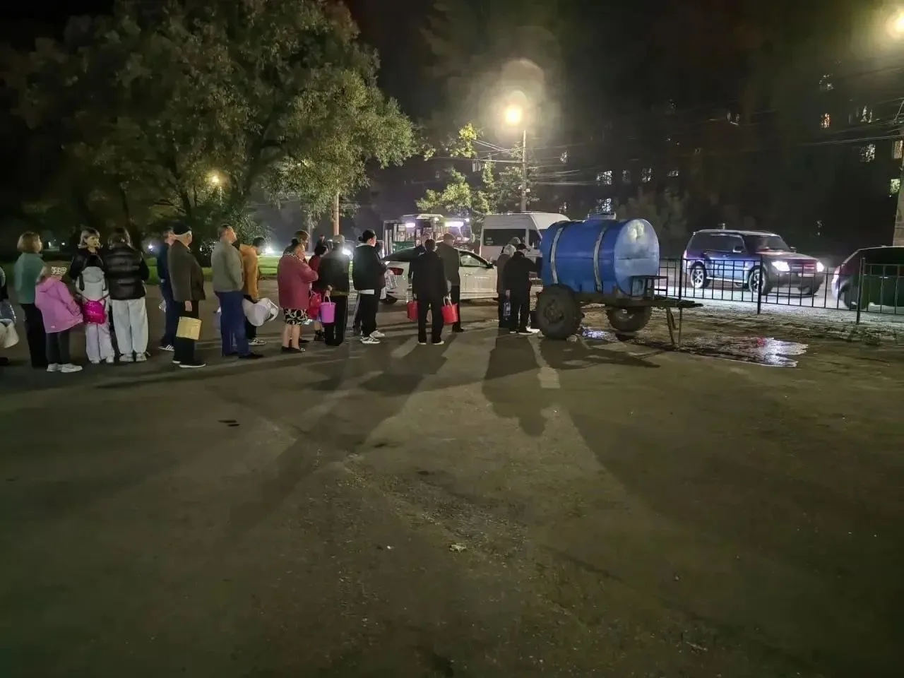 В Сеймском округе Курска отключили воду из-за аварии на водоводе диаметром 355 мм. Труб...