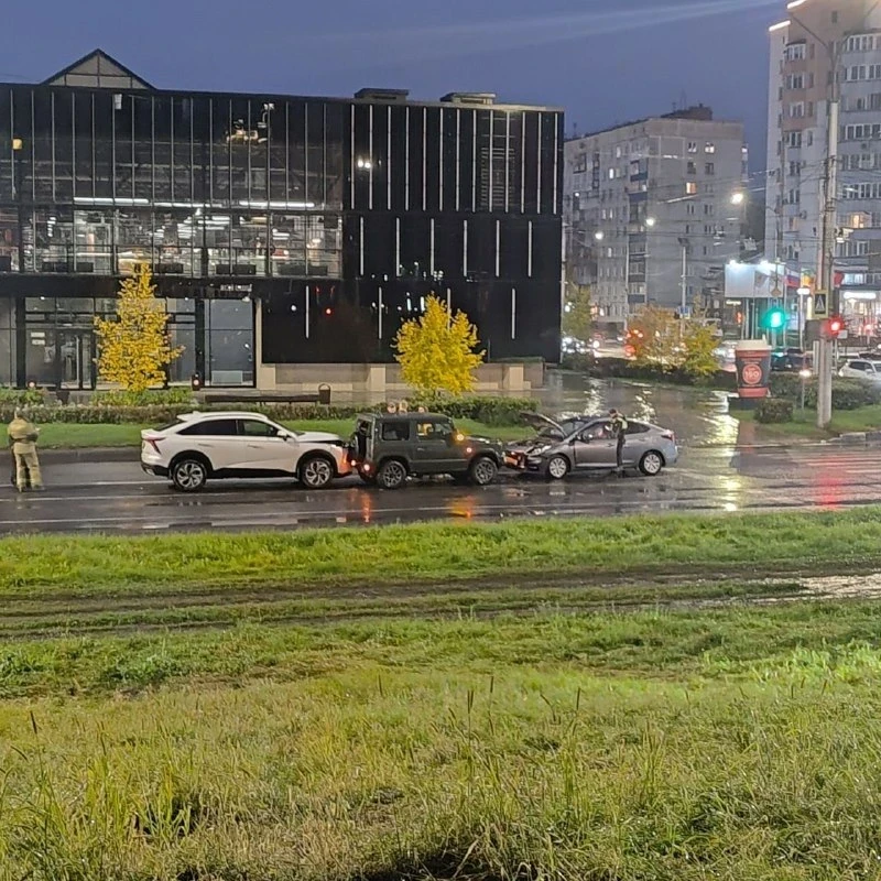 В Новокузнецке у «Ретропарка» столкнулись три машины