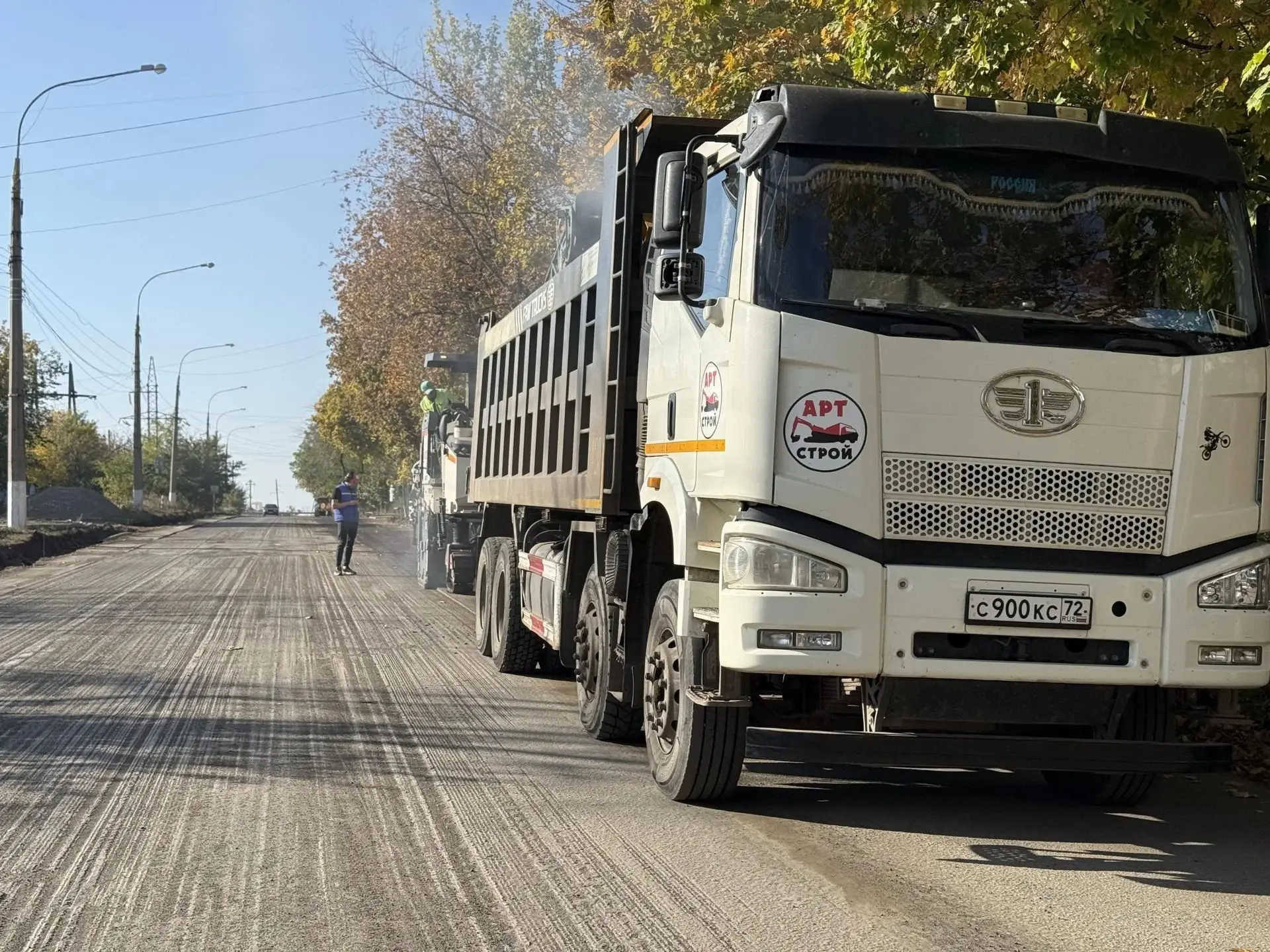 🚧На улице Земнухова в Молодогвардейске продолжается ремонт дороги. Строительная компан...