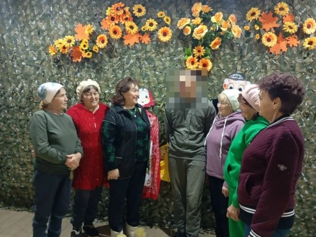 Боец с позывным «Якуп» пришёл в волонтерский клуб «Плетём победу» в селе Ильчимбетово с...