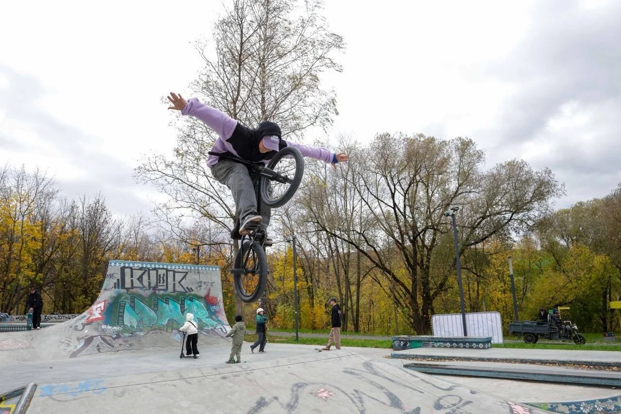 Выставка эксклюзивных автомобилей, трюки на BMX и стрит-арт: как парк Талалихина отмети...