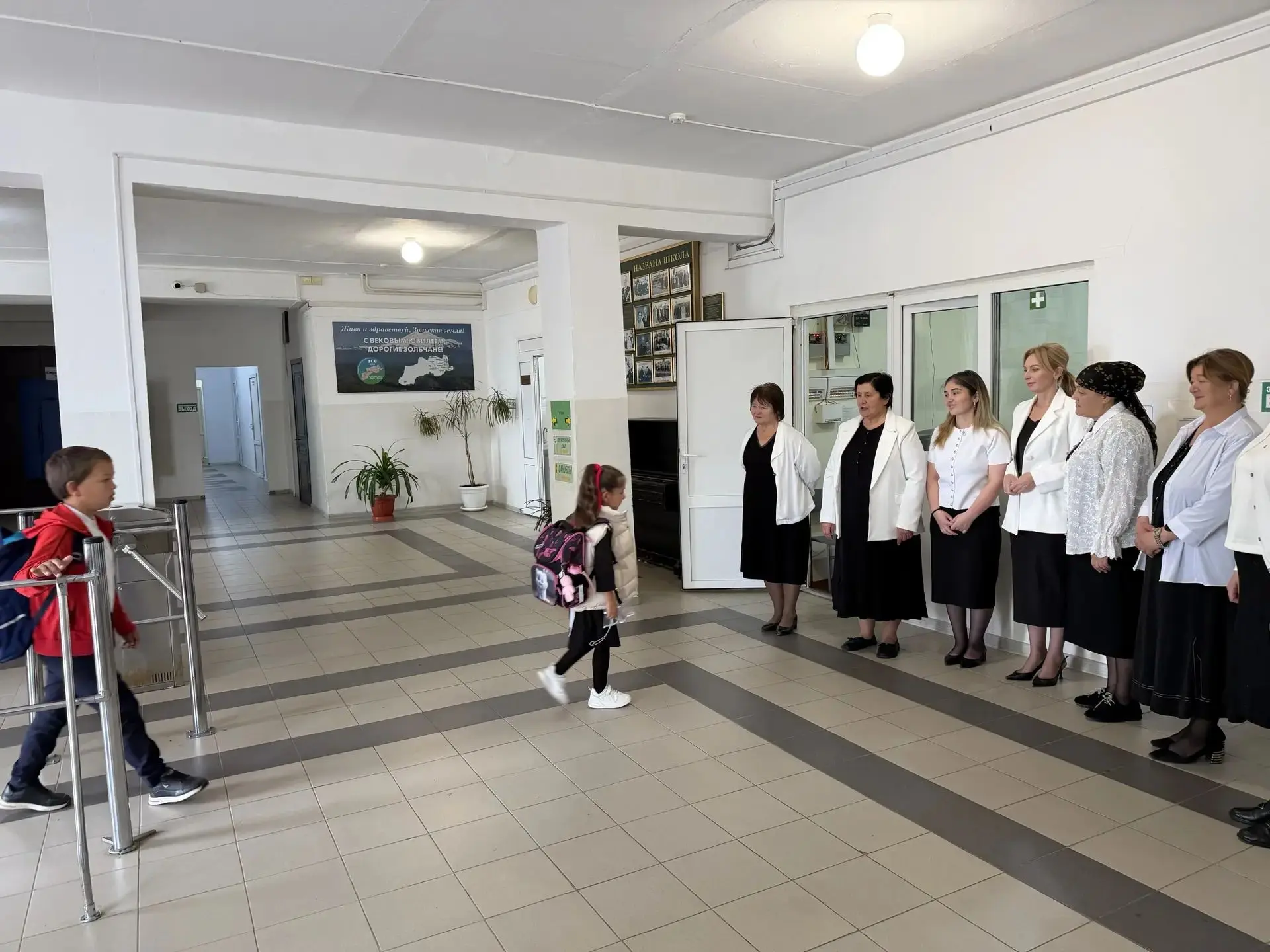 Традиционная утренняя встреча детей Администрацией школы и педагогами