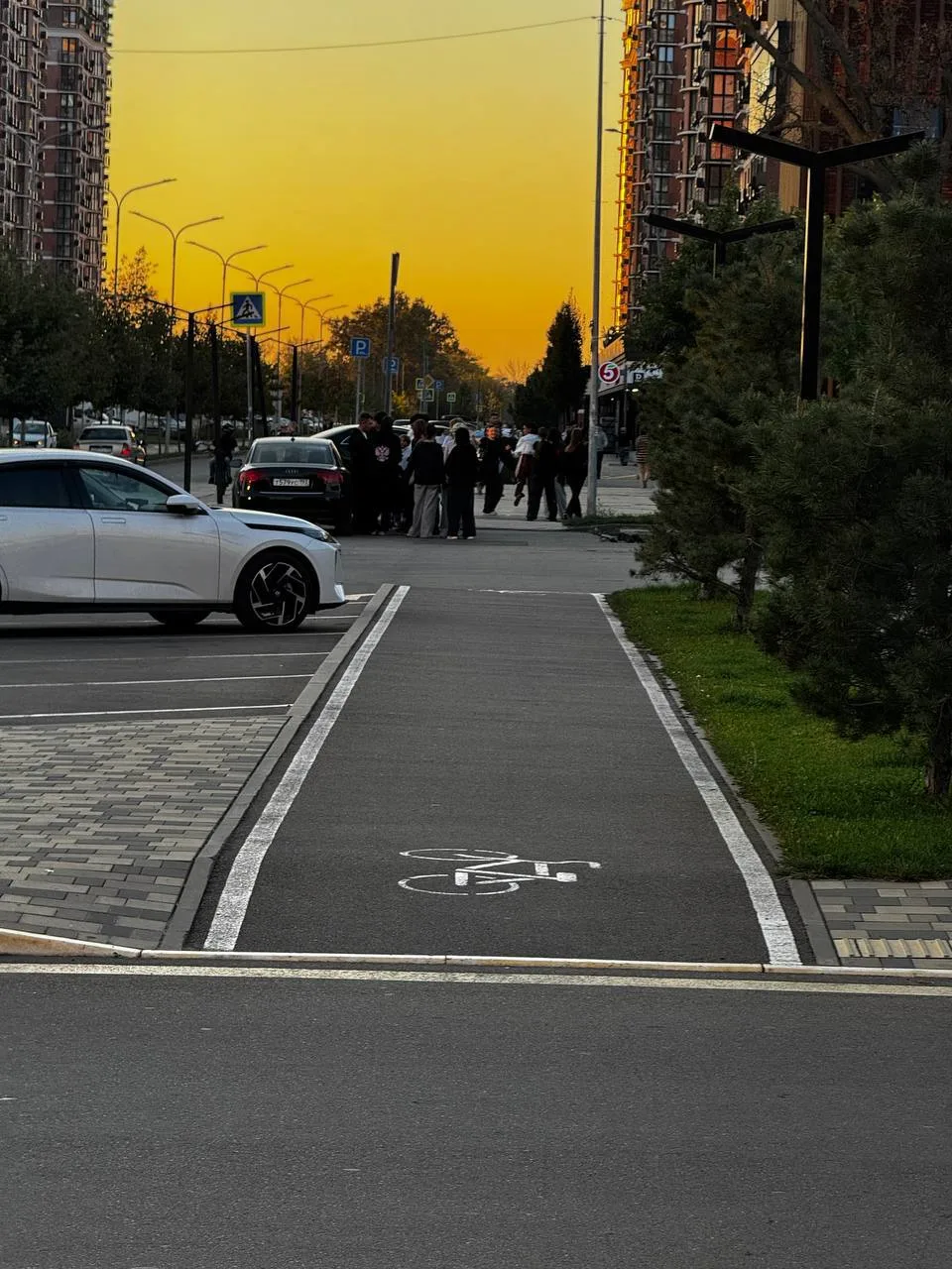 «Что интересно продают с авто подъезжает и все малолетки в круг ?! Будто как куреху 🤔�...