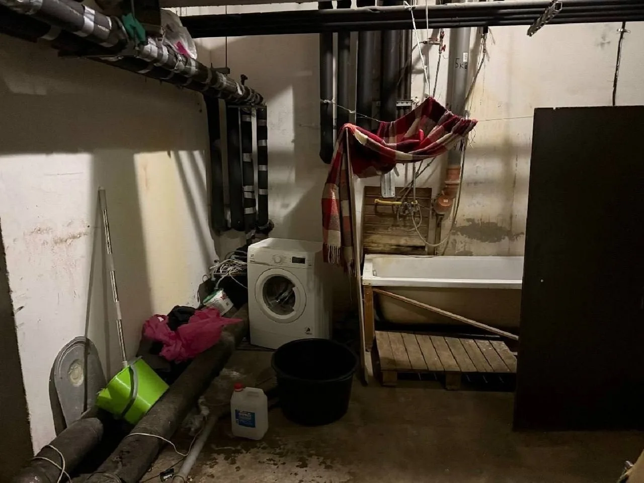 🏠 В Мытищах подвал жилого дома превратили в квартиру. Не хватает только прописки