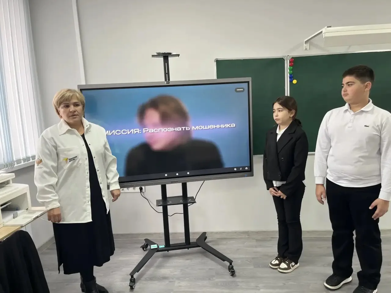 🇷🇺Сегодня, 12.10. 2026 г., в нашей школе прошла торжественная линейка с поднятия флаг...