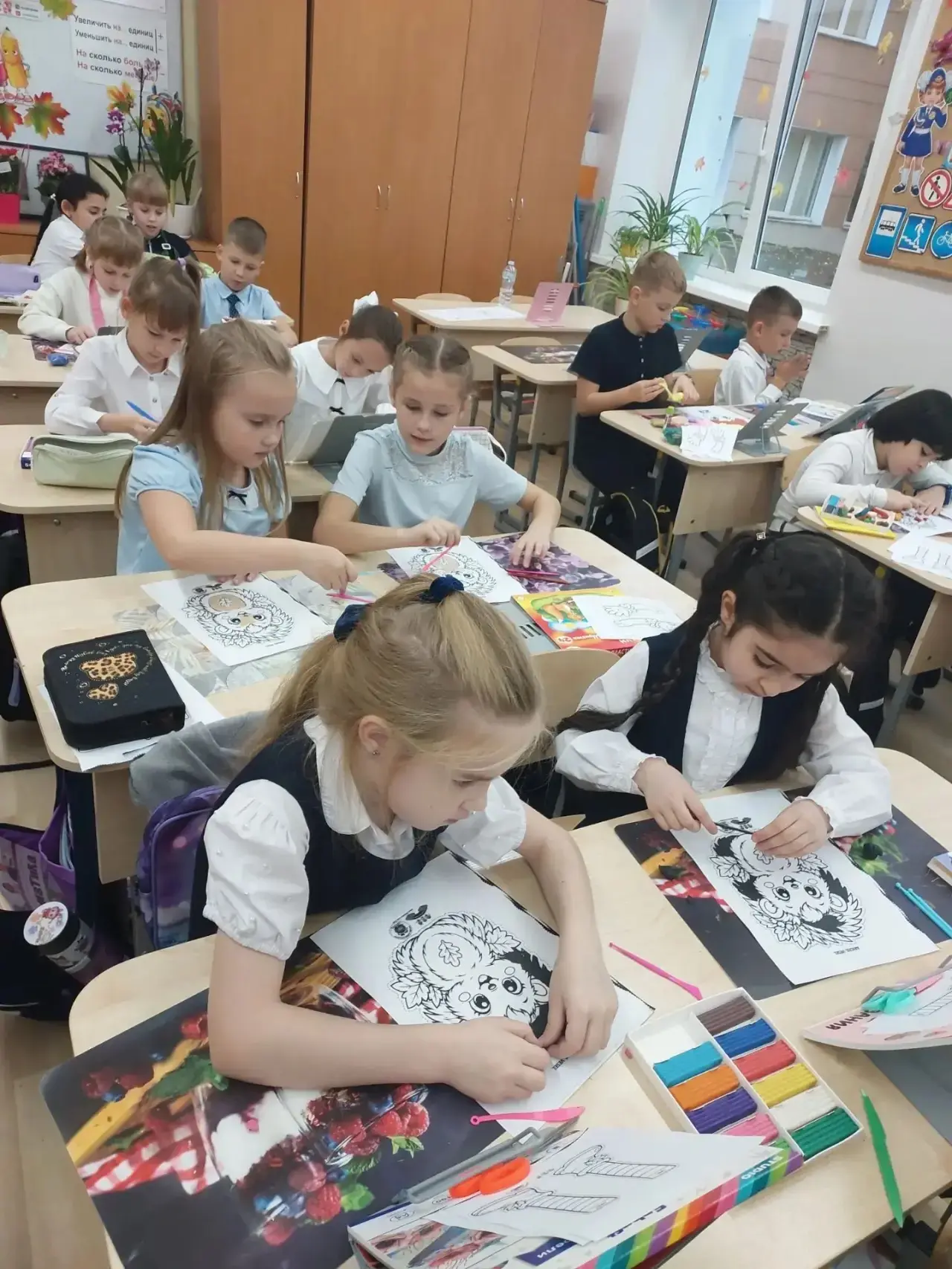 Пластилинография — это нетрадиционная техника лепки, при которой создаётся лепная карти...