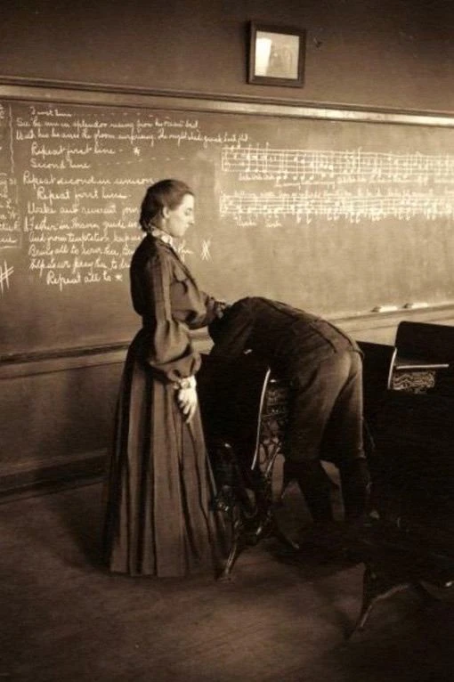 Учительница порет нерадивого ученика, Висконсин, США, 1905 год.
