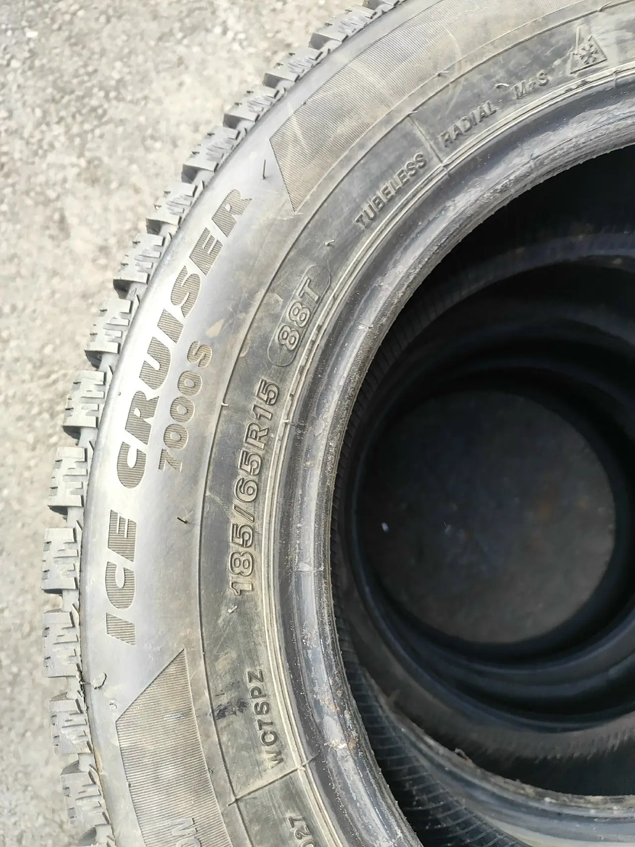 Продам комплект зимних шин BRIDGESTONE 185-65-15.