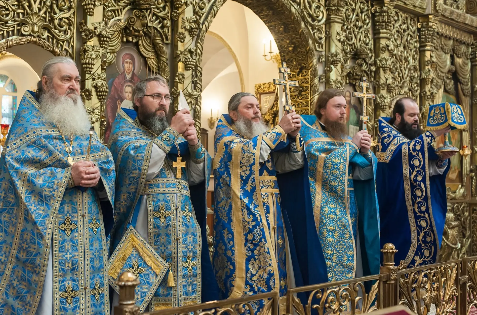 «Радуйся, Радосте наша, покрый нас от всякаго зла честным Твоим омофором!»