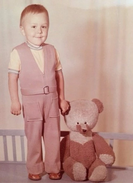 Сергей Шнуров фотографируется с мишкой, 1977 год, Ленинград