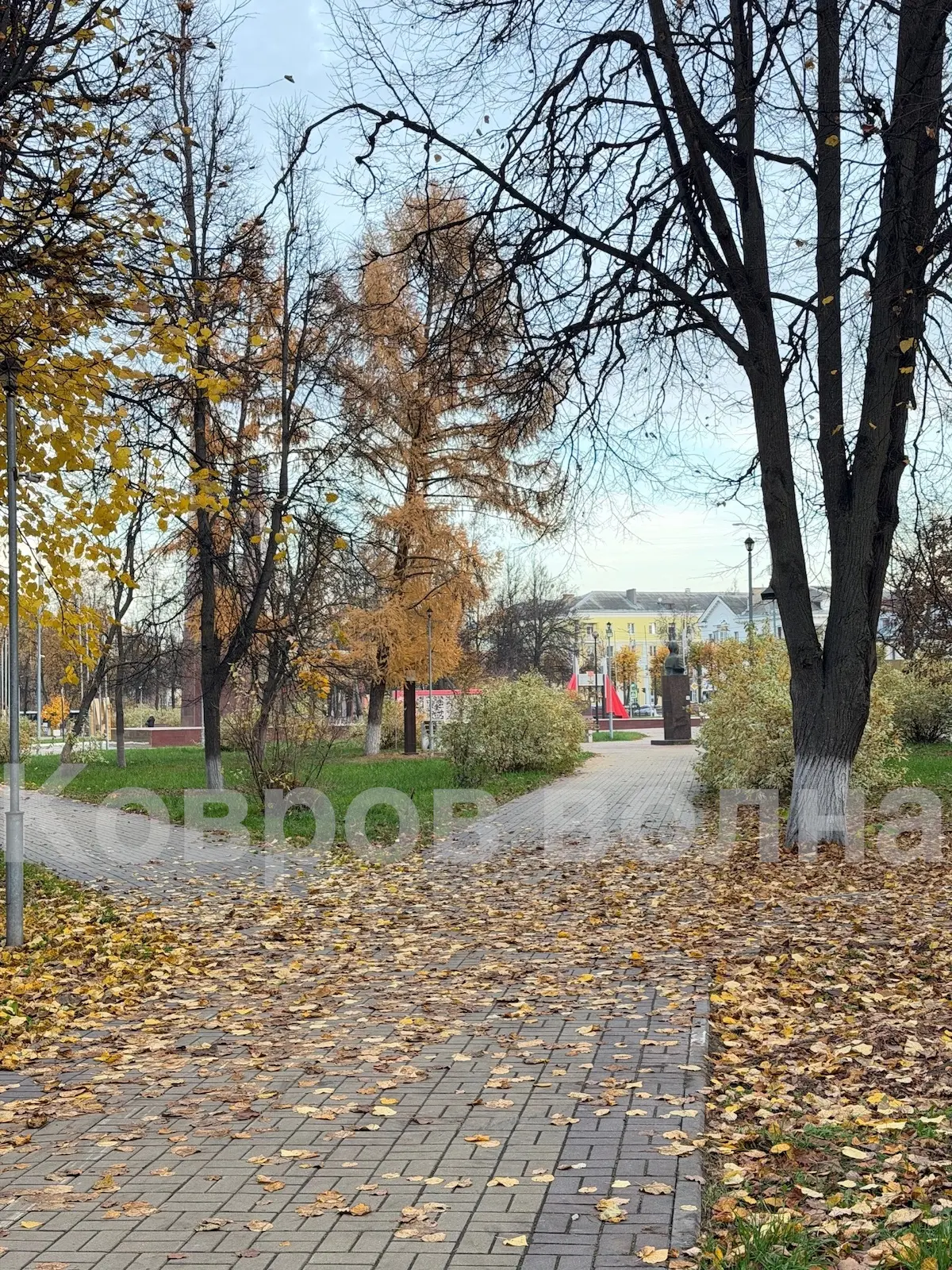 ✅ ПЛОЩАДЬ ПОБЕДЫ НЕ УБРАНА (все дорожки в листве).