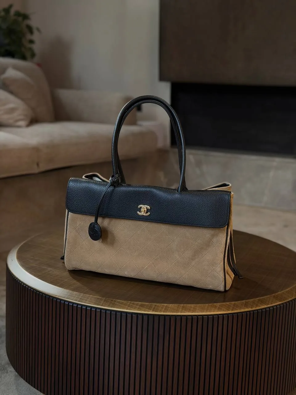 Новая сумка Chanel East West Suede Calfskin Métiers d'art 2026, пыльник в комплекте