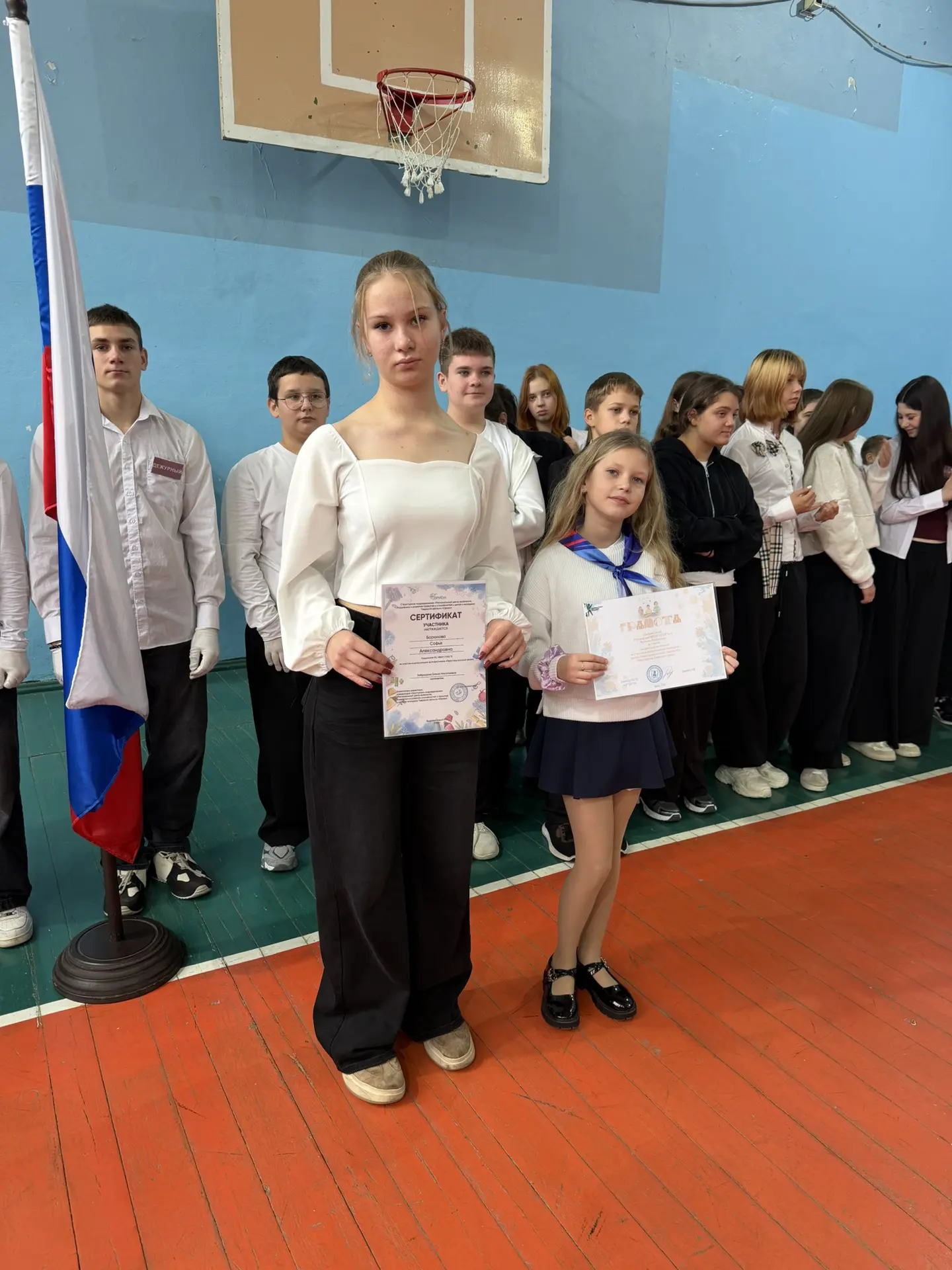 🏫 Понедельник в нашей школе начался с торжественной линейки! 🇷🇺