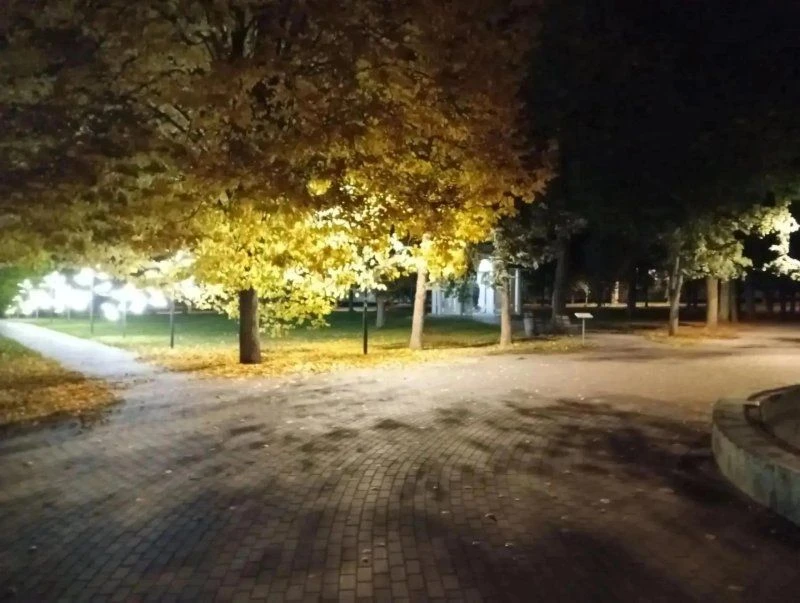 В Курске восстановили освещение в парке Железнодорожников