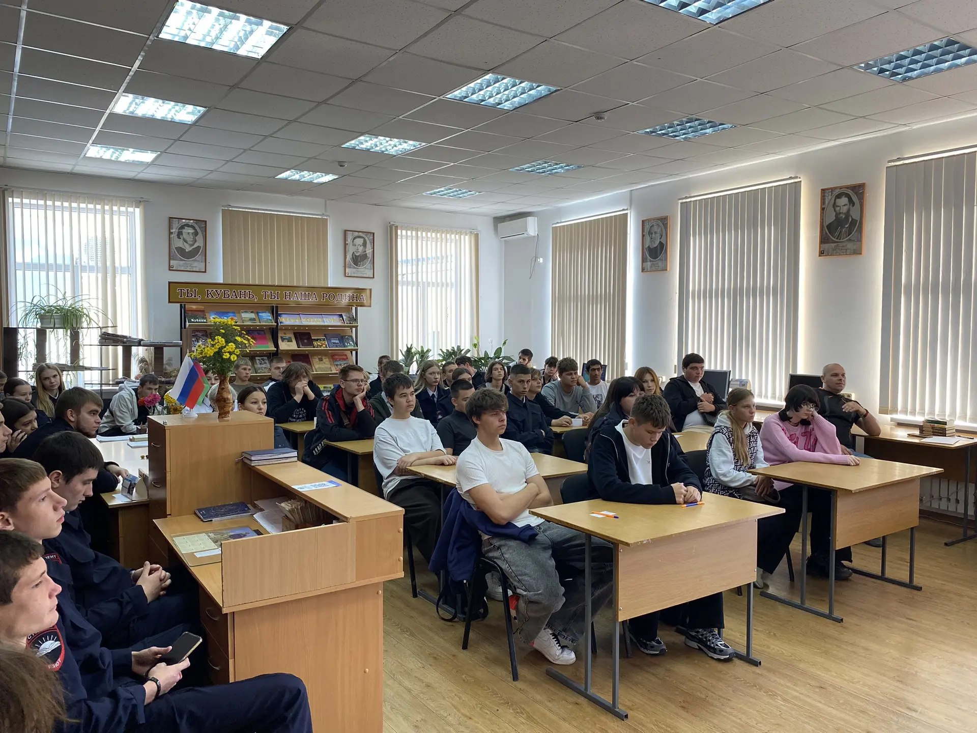 8 октября сотрудники молодёжного структурного подразделения Центральной библиотеки имен...