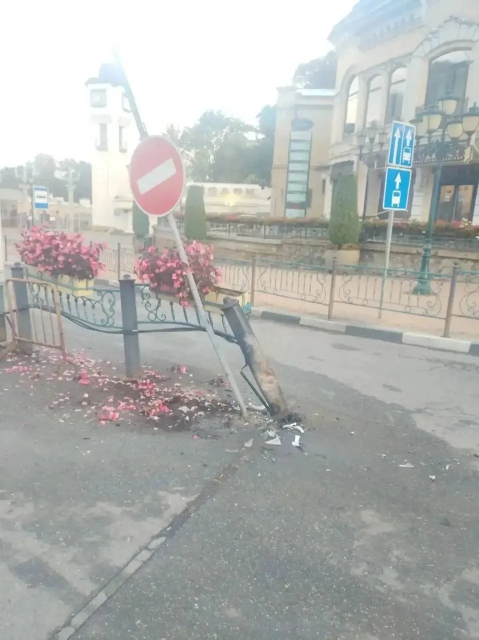 😡В Кисловодске автомобилист разгромил благоустройство на улице Вокзальной