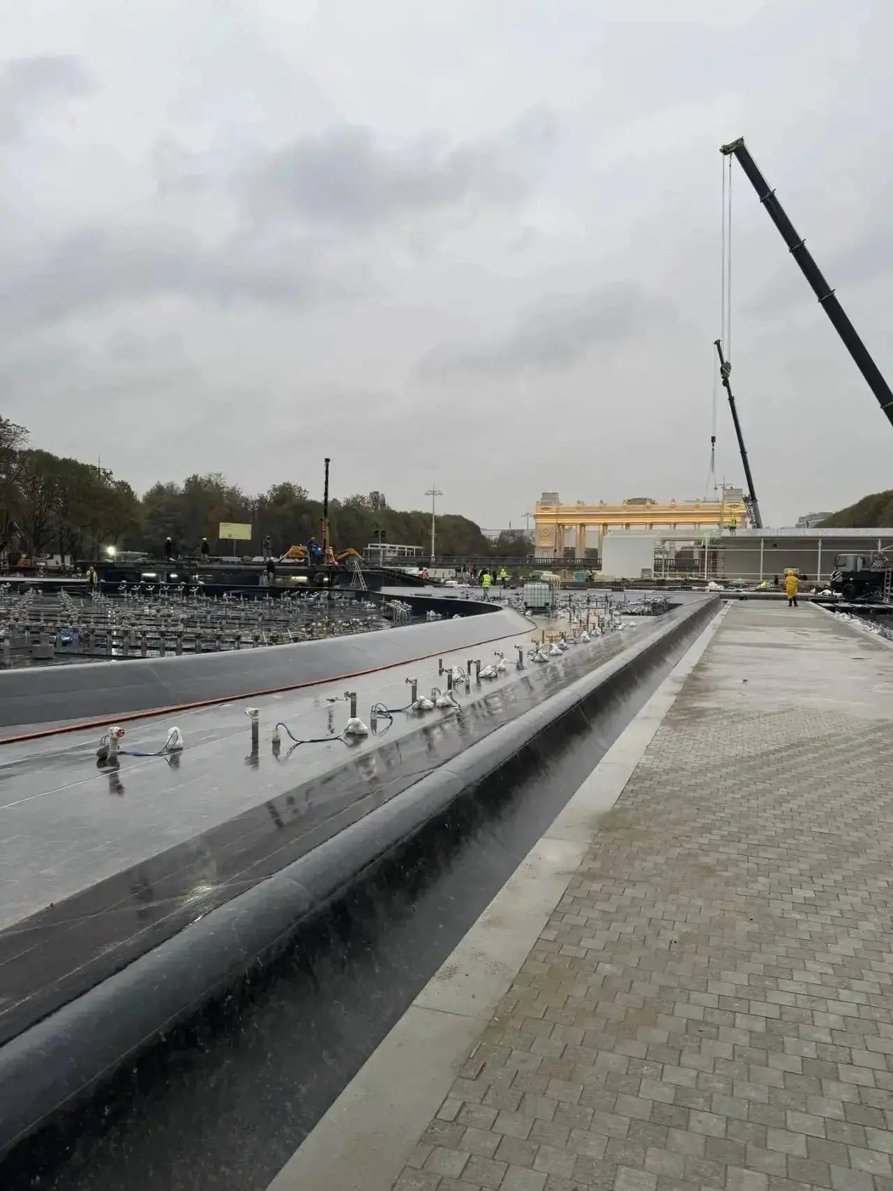 ⚡️ Фонтан из карельского гранита в центре Москвы заработает в ближайшее время!