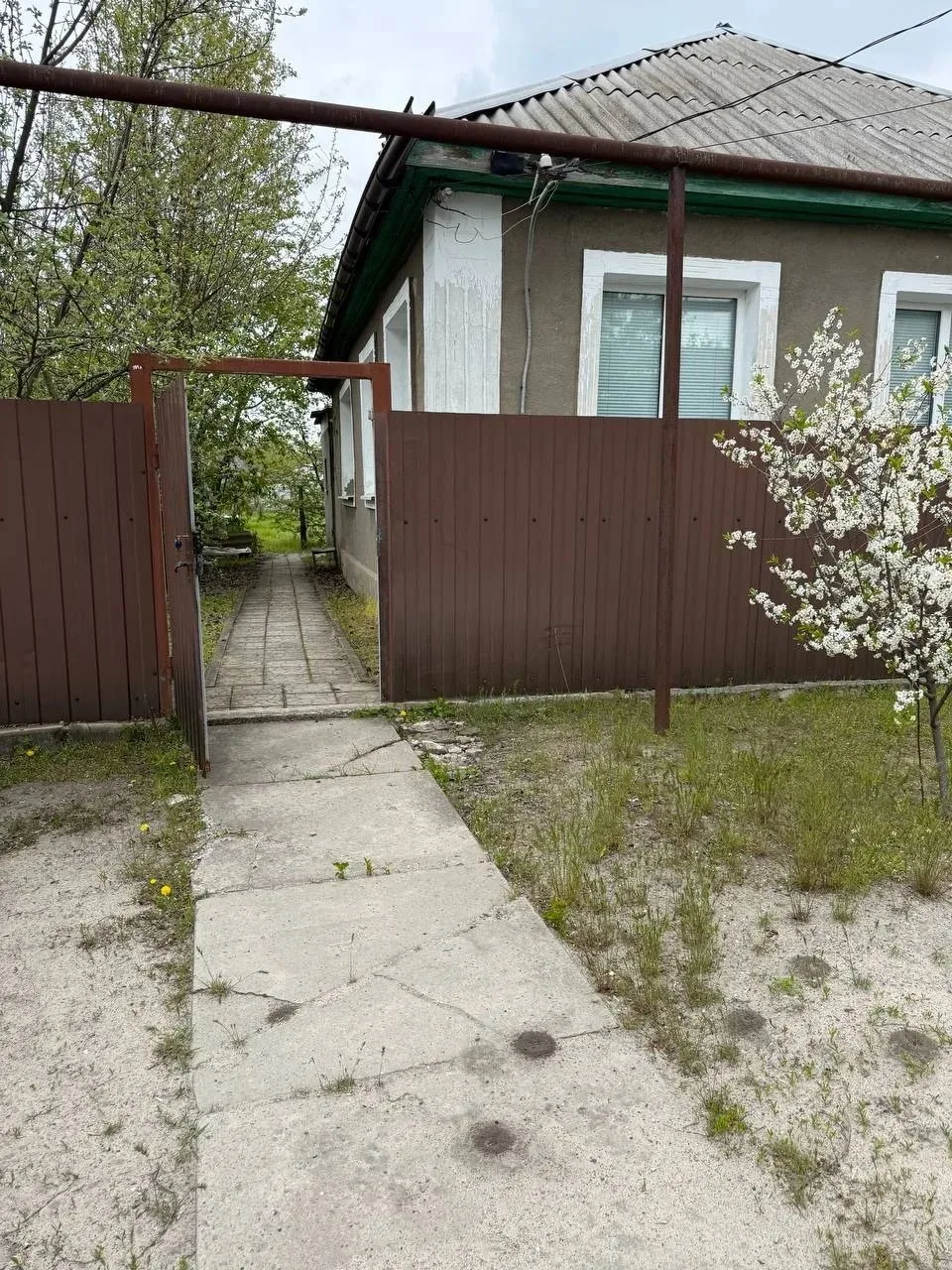 Продаётся дом в Станице Луганская, в 10 мин. ходьбы от центра. Площадь 92 кв.м, совмещё...