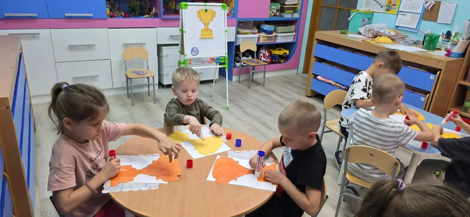 В рамках кружка "Умелые ручки " ребята из группы "Почемучки" создали открытки  «Кубок д...