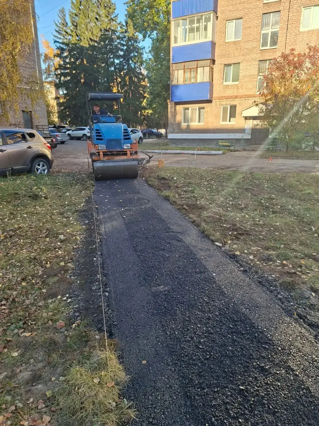 🚧 Работы по асфальтированию внутриквартальных проездов продолжаются.