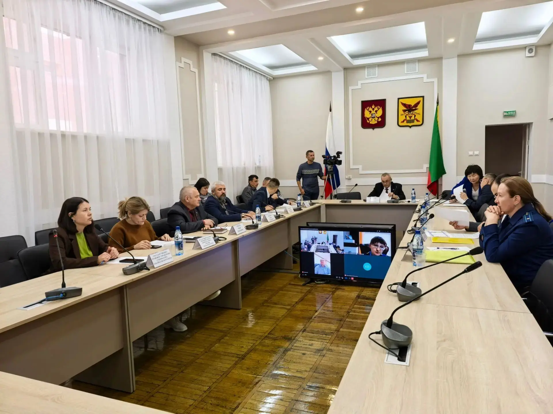 Сегодня провел заседание комитета по промышленной политике.