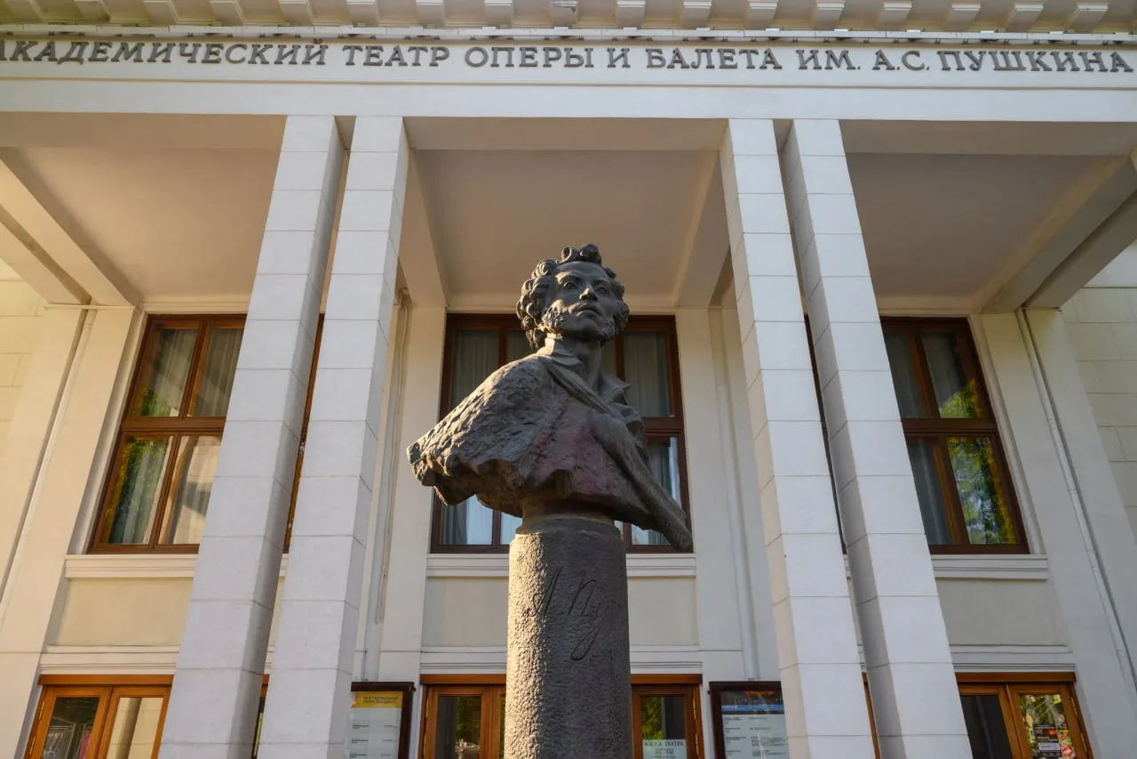 🎭 Зрительный зал, роспись на стене холла, репертуарная афиша и другие детали театра оп...