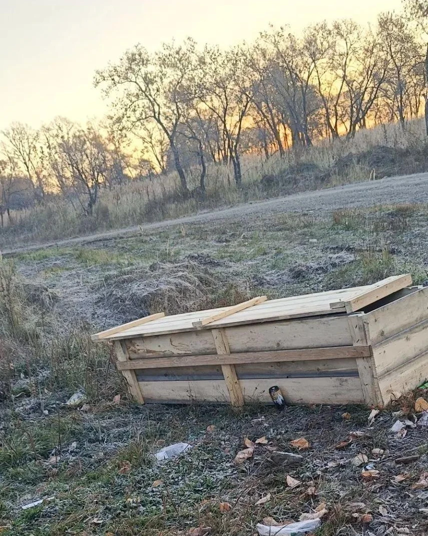 Странный ящик стоит на улице