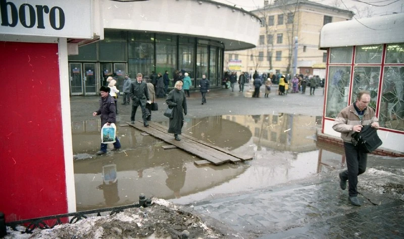 🚇 Продавцы клали доски через лужи у метро