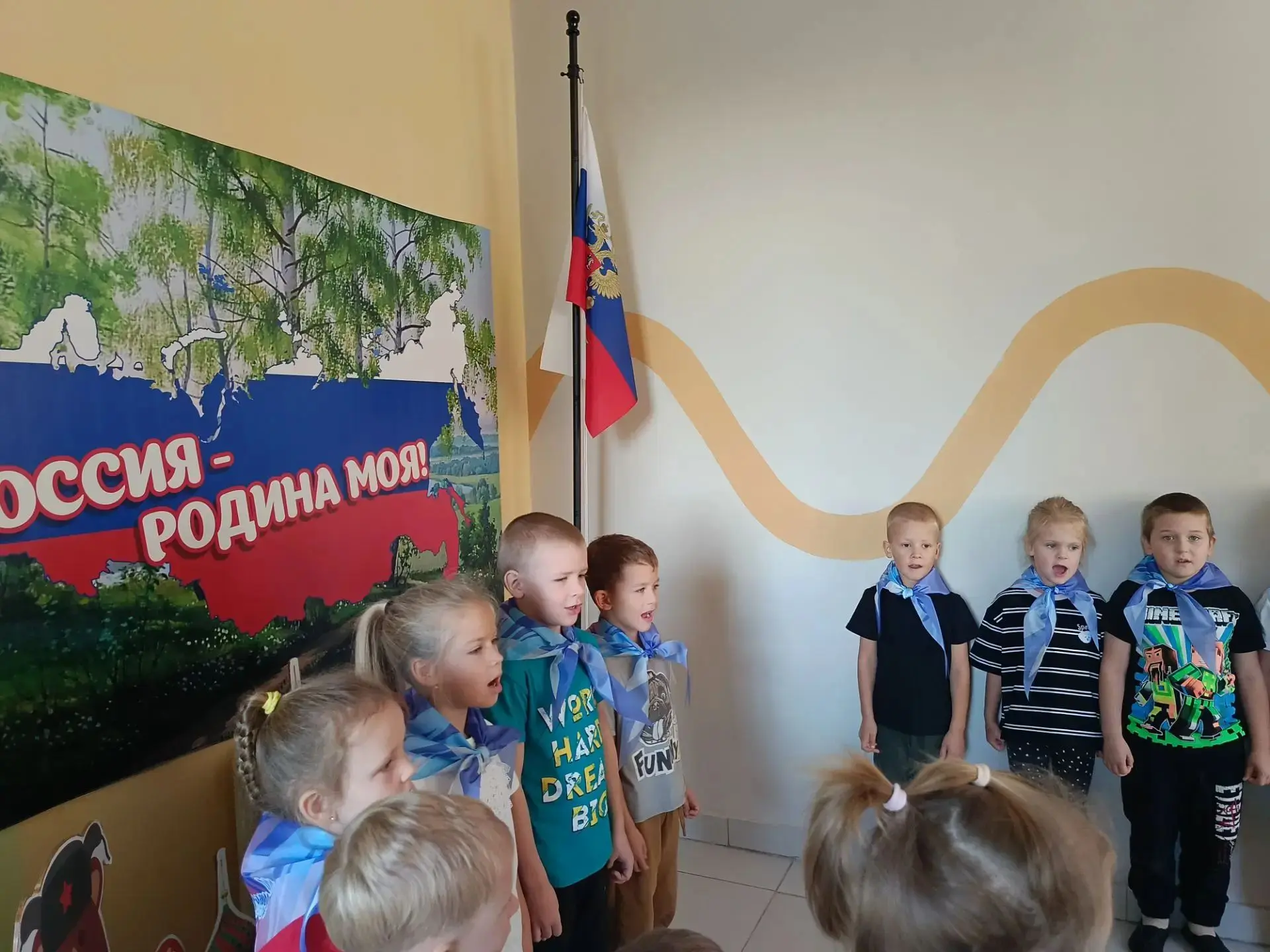 Утро понедельника в нашем детском саду началось с традиционного исполнения гимна Россий...