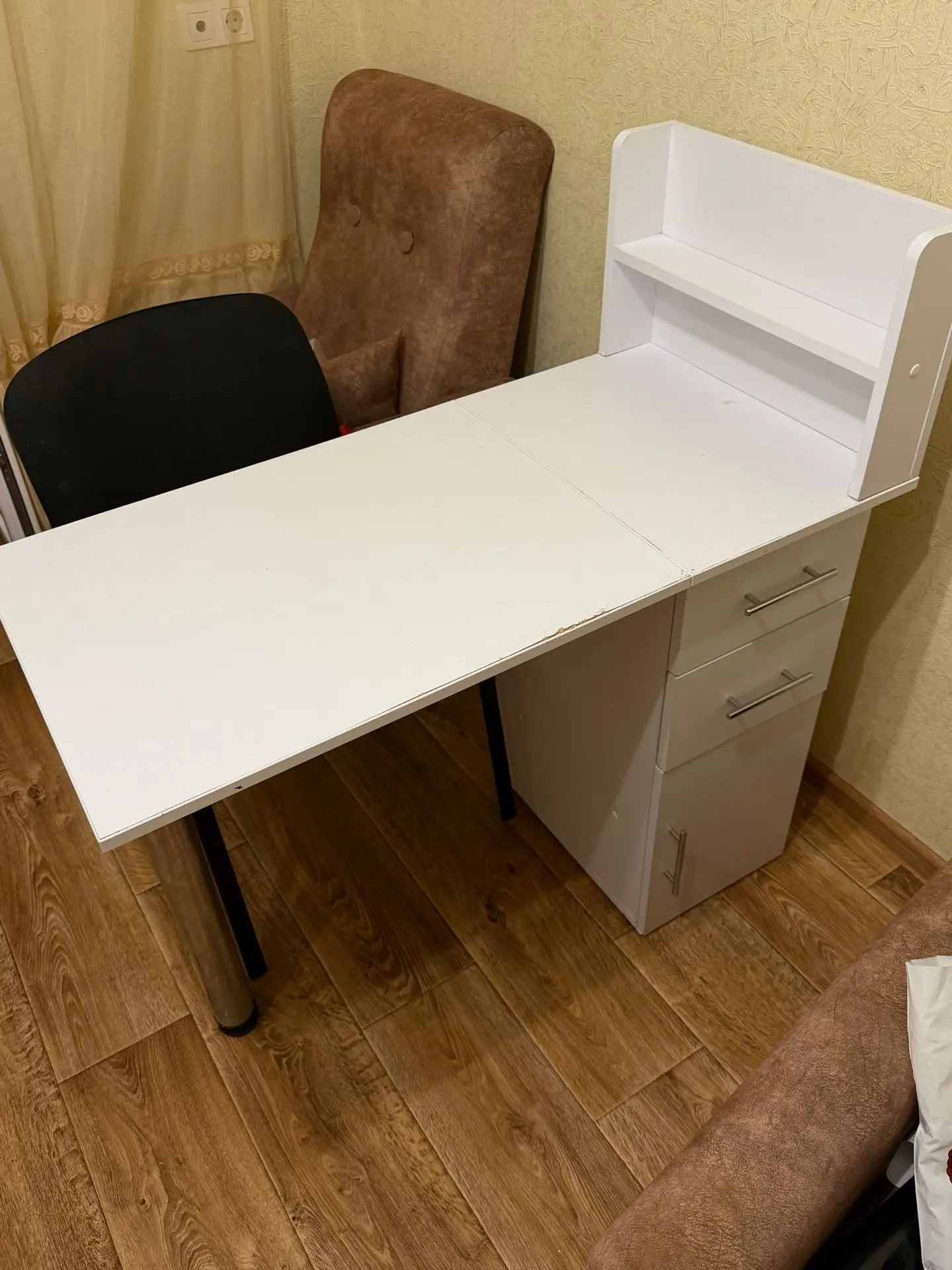 Стол для маникюра,500₽ 89377992959
