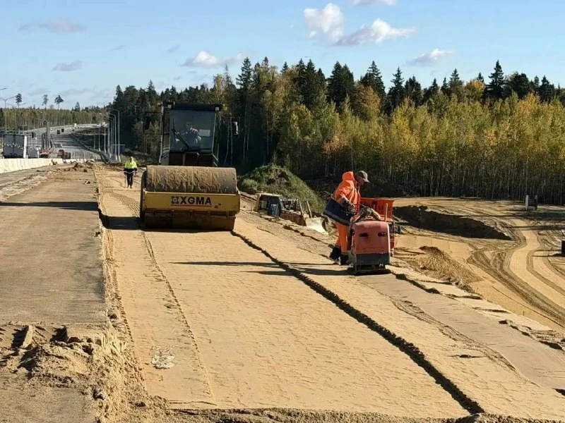 На Северном подъезде к Лобне начали расширять дорогу для нового съезда. Он будет двухпо...