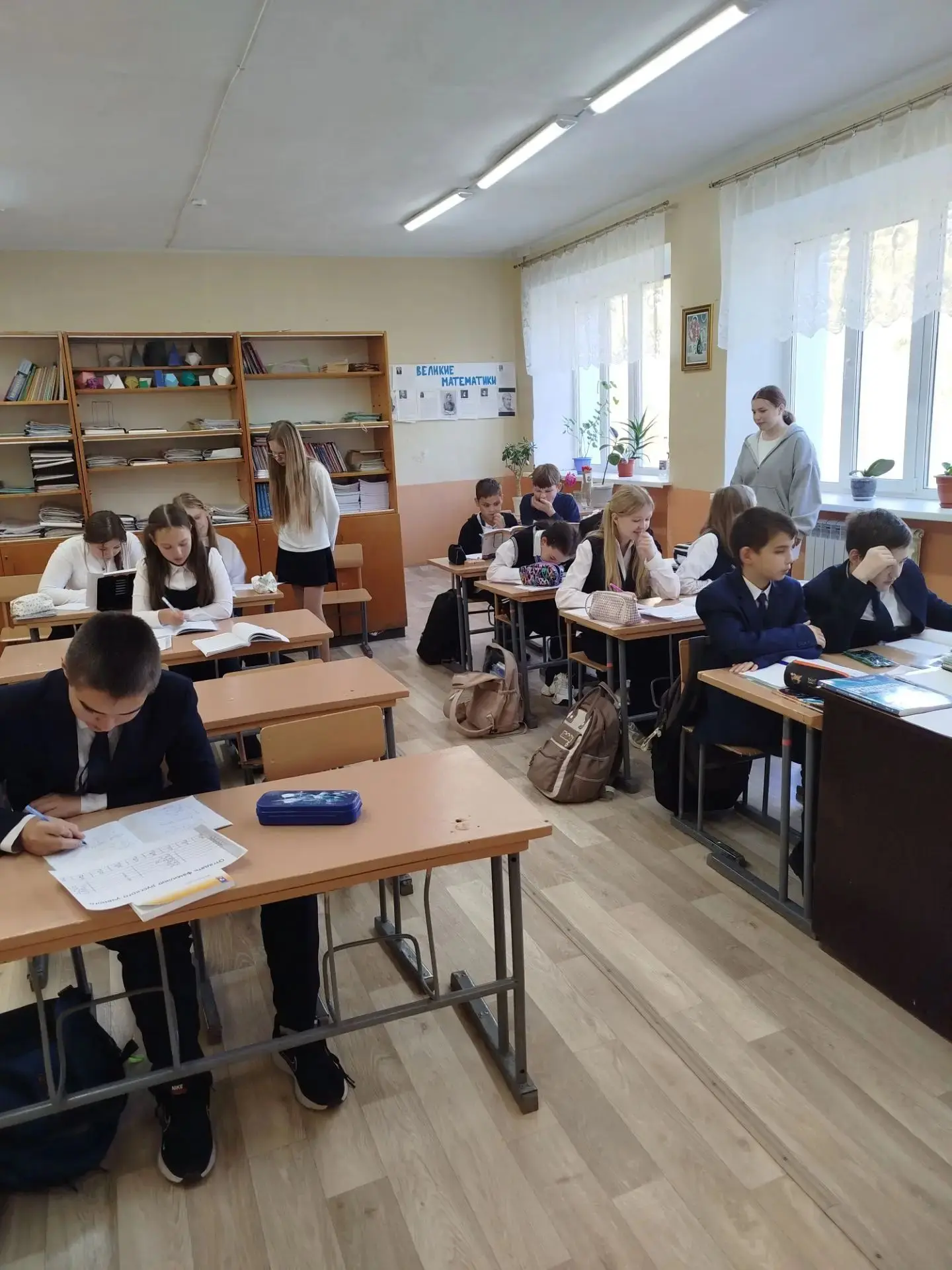 Сегодня в нашей школе прошел День самоуправления. В роли учителей были учащиеся 9-11 кл...