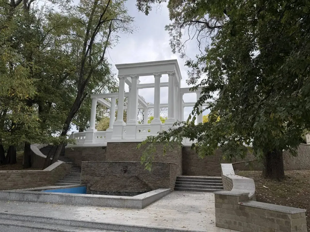 В Городском саду Краснодара отремонтировали почти 100-летнюю колоннаду