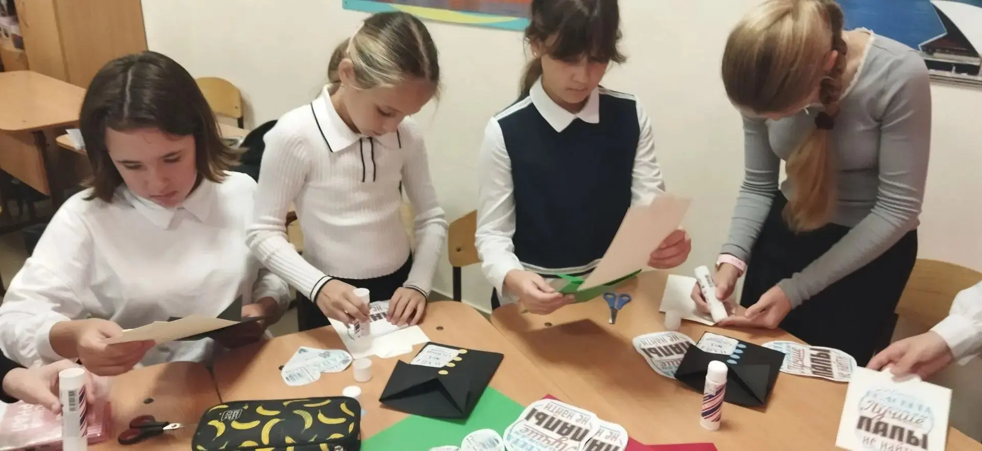 💌 «Подарок от сердца»: мастер‑класс ко Дню отца в 5‑Б! 💛15 октября ребята из 5‑Б клас...