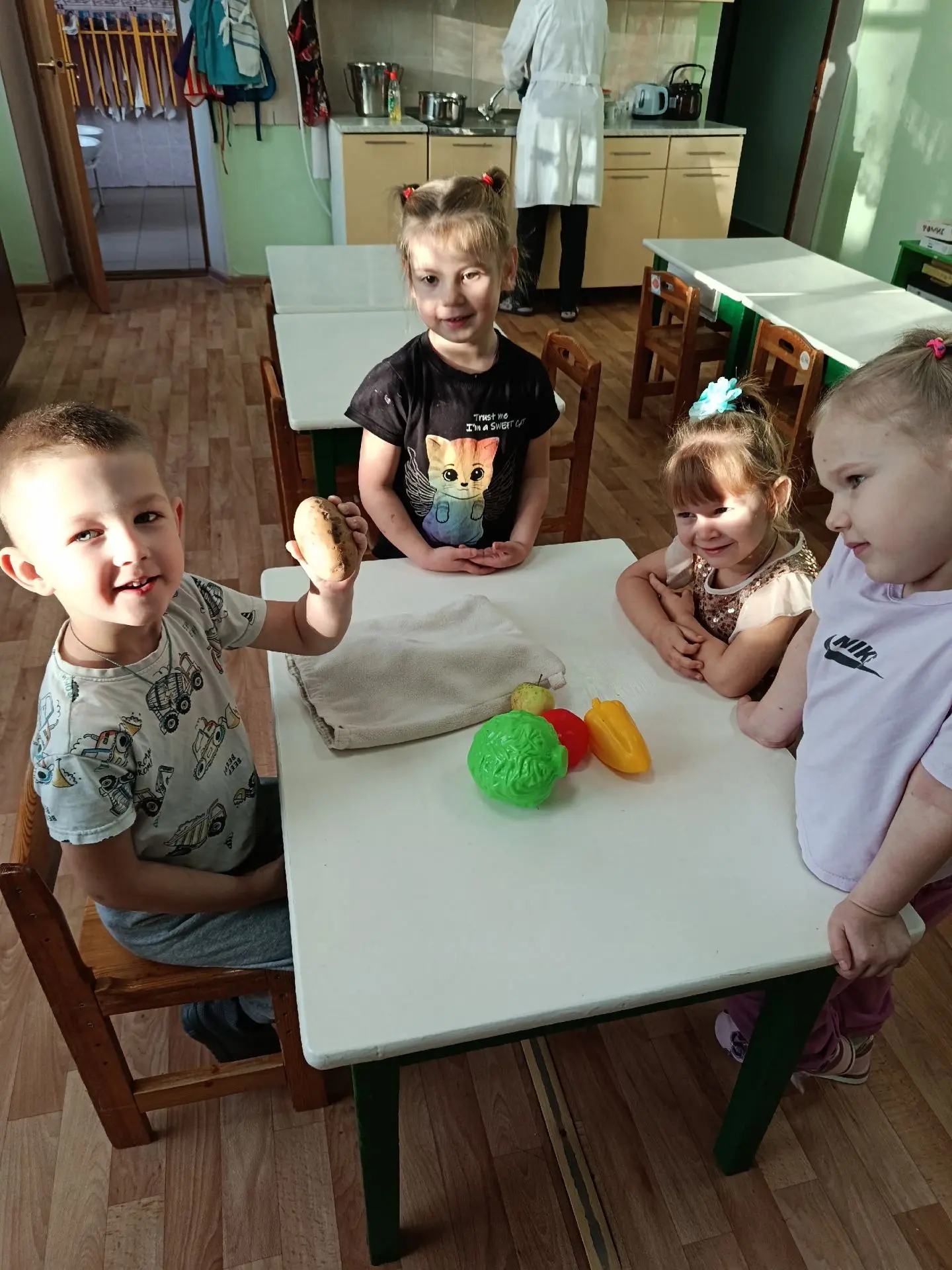 🍂 **#ПраздникУрожая** в средней группе! 🍎🥕