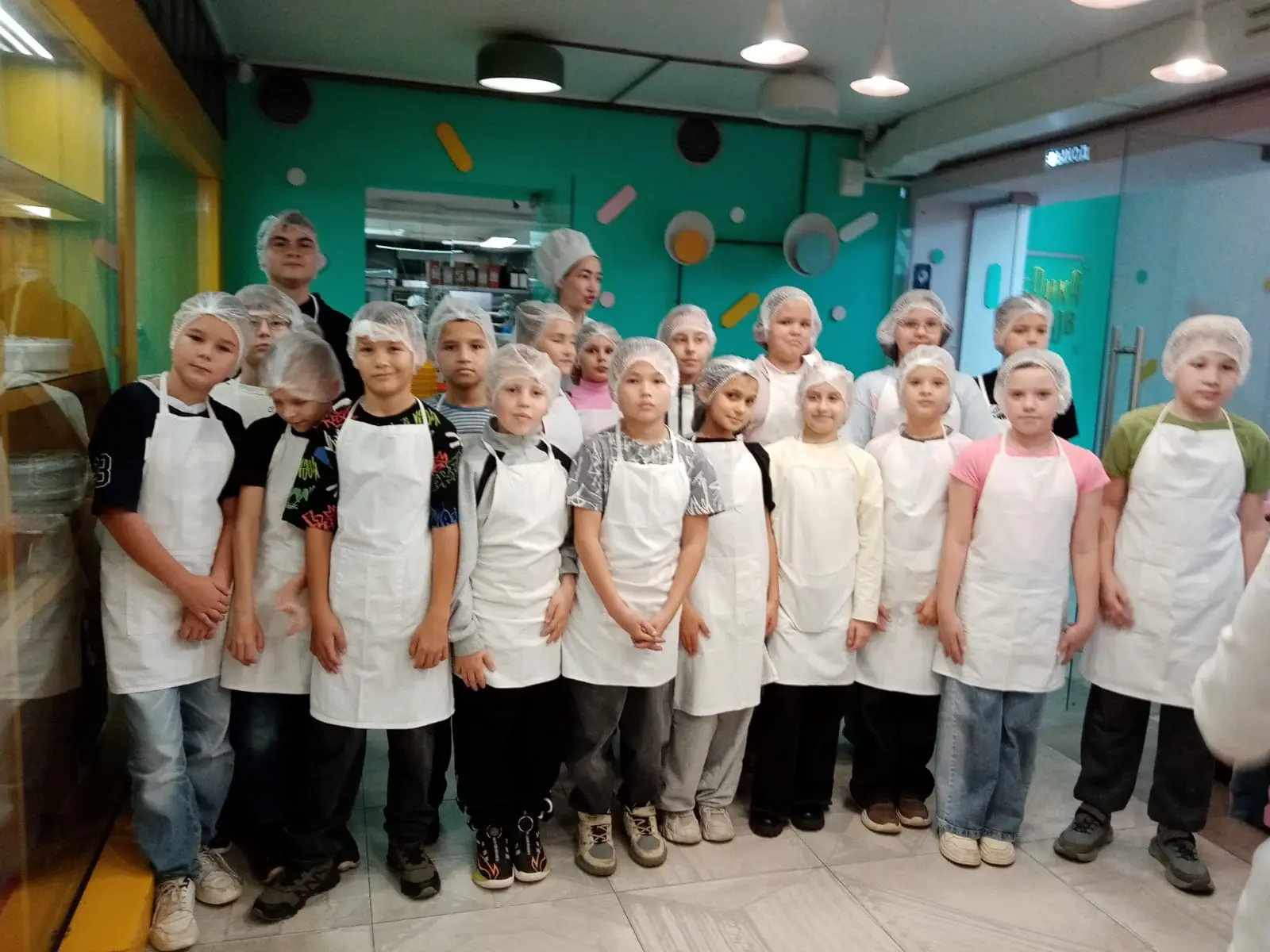 🧁Сегодня ребята 4б класса поехали на фабрику эклеров.
