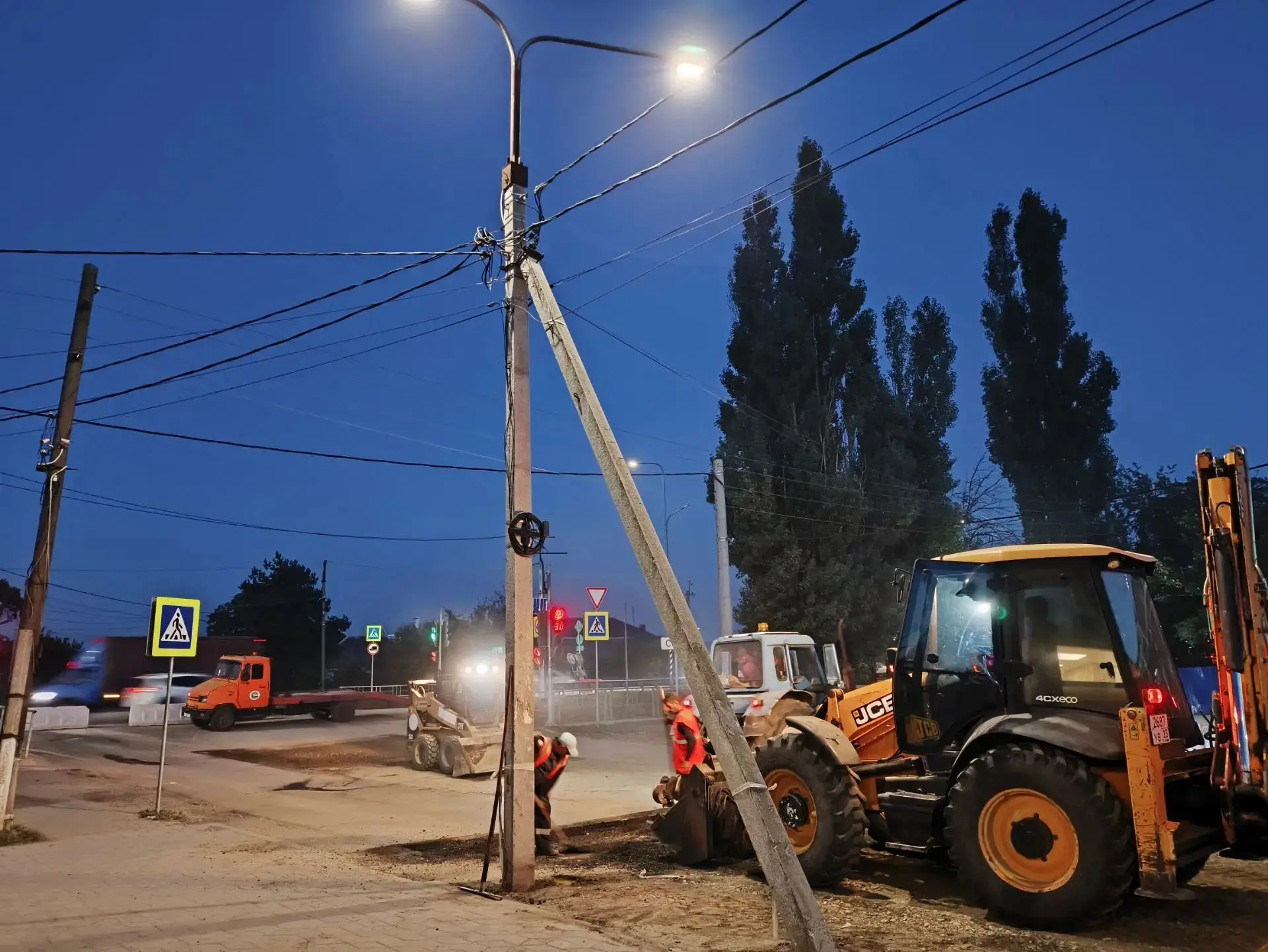На улице Московской вовсю идут работы по ремонту дорожного полотна,  даже в вечернее вр...